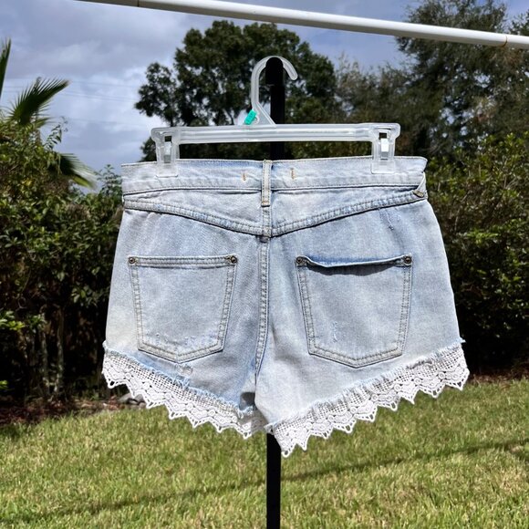 Free People Crochet Lace Trim Denim Jean Shorts Size 25 - Picture 3 of 9